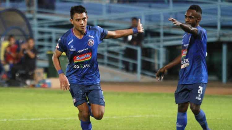 Selebrasi Pemain Arema FC, Dedik Setiawan usai cetak gol ke gawang Persela Lamongan. Foto: Instagram@aremafcofficial Copyright: Instagram@aremafcofficial