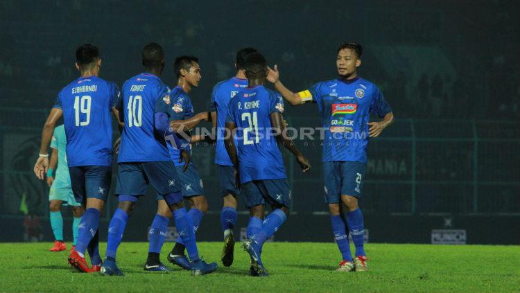 Selebrasi para pemain Arema FC usai mengalahkan Persela. Ian Setiawan/INDOSPORT.COM - INDOSPORT