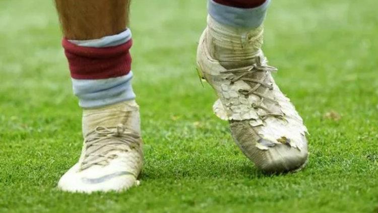 Sepatu Butut Jack Grealish di laga final playoff Championship Aston Villa vs Derby Coutry, Senin (27/05/19). Copyright: skysports