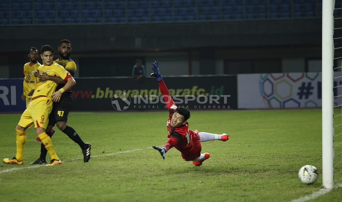 Muhammad Riyandi berusaha menghalau bola yang meluncur ke dalam gawangnya. FOTO: Herry Ibrahim/INDOSPORT - INDOSPORT
