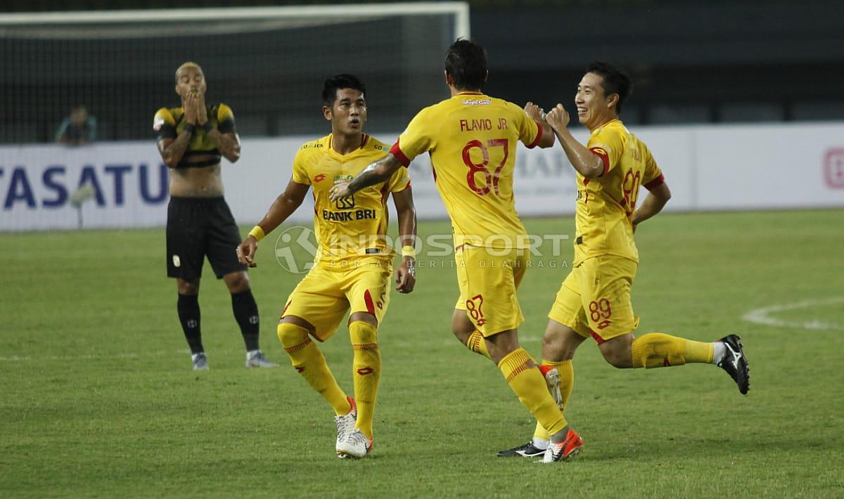 Selebrasi para pemain Bhayangkara FC usai gol dari Flavio Beck. Herry Ibrahim/INDOSPORT.COM Copyright: Herry Ibrahim/INDOSPORT.COM