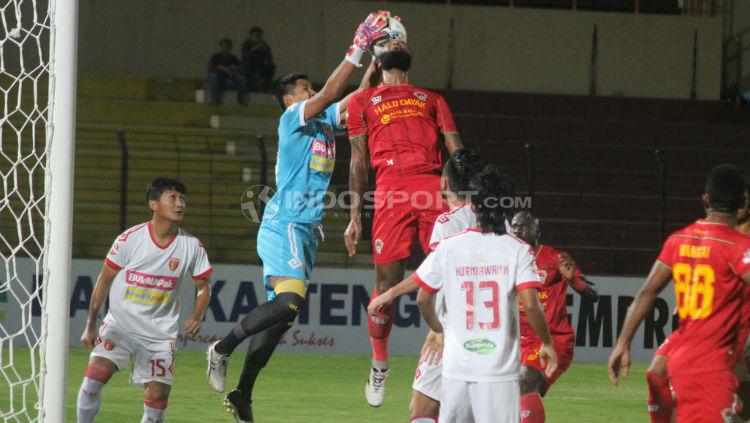 Aksi Daryono di bawah mistar gawang Perseru Badak Lampung FC menghadapi Kalteng Putra di pekan ketiga Shopee Liga 1 2019. Ronald Seger/INDOSPORT.COM