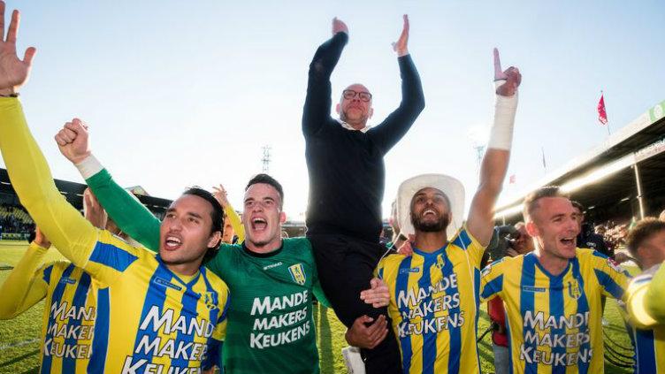 Selebrasi Ezra Walian bersama pemain RKC Waalwijk usai pastikan promosi ke Eredivisie Belanda, rabu (29/05/19).