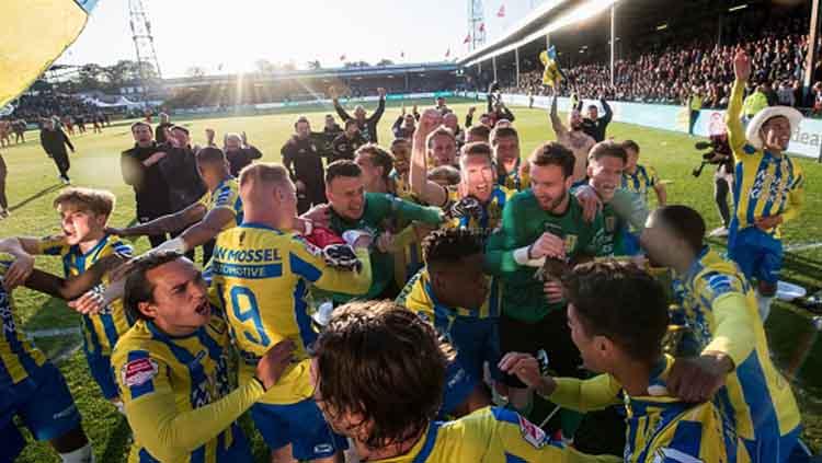 Pemain RKC Waalwijk melakukan selebrasi berhasil usai kalahkan Go Ahead Eagles dan lolos ke Eredivisie Liga Belanda. Rabu (29/05/19). VI Images via Getty Images