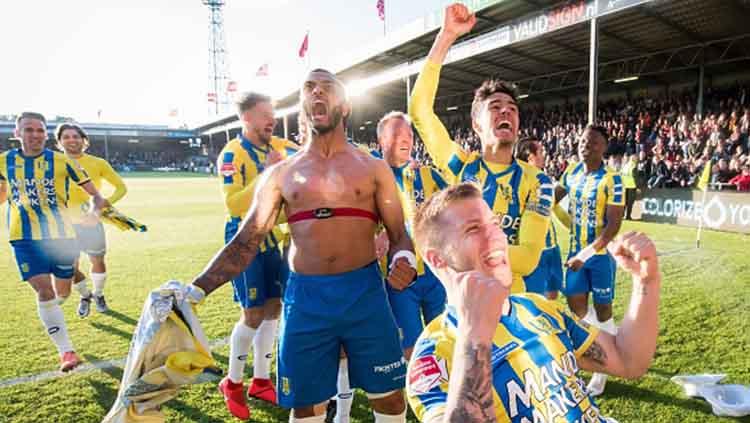 Para pemain RKC Waalwijk terlihat tampak girang promosi ke Eredivisie Liga Belanda. Rabu (29/05/19). VI Images via Getty Images