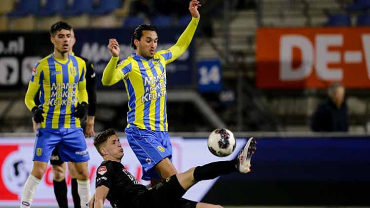 Ezra Walian berusaha merebut bola dari pemain SC Cambuur di Mandemakers Stadium. Rabu (29/05/19). Erwin Spek/Soccrates/Getty Images