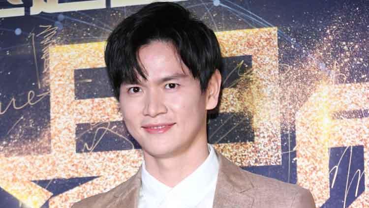 Masih betah menjomblo pasca putus dari Luo Xuejuan, berikut pesona awet muda legenda bulutangkis China, Bao Chunlai, saat tampil jadi komentator bareng Lin Dan.