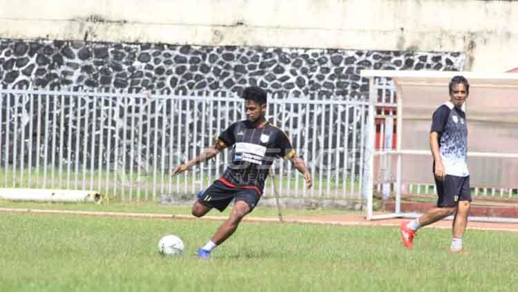Nampak Gelandang Persipura Jayapura, Imanuel Wanggai saat menjalani sesi latihan di Stadion Mandala / Sudjarwo