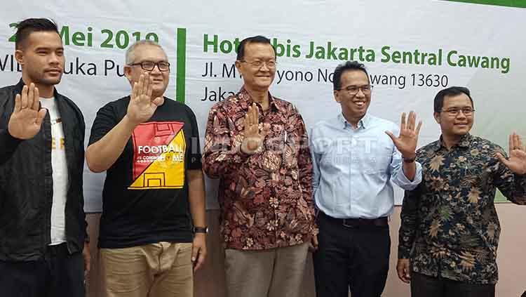 Ferry Indrasjarief (Ketua Umum The Jakmania/Inisiator Gerakan Tribun Tanpa Asap) dan Andritany Ardhiyasa (Kapten Timnas Sepak bola Senior dan Persija Jakarta) jelang hari tanpa tembakau sedunia 2019 - INDOSPORT
