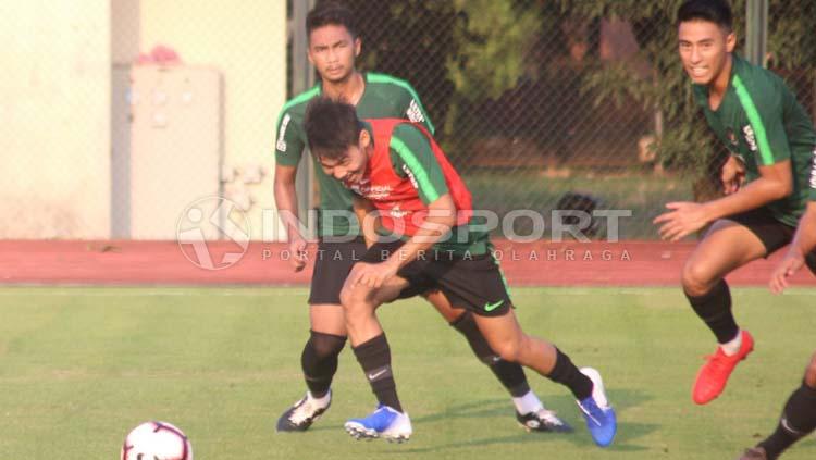 Para pemain Timnas Indonesia menunjukkan permainan menyerang saat menghadapi Filipina di perebutan juara ketiga Merlion Cup 2019. - INDOSPORT