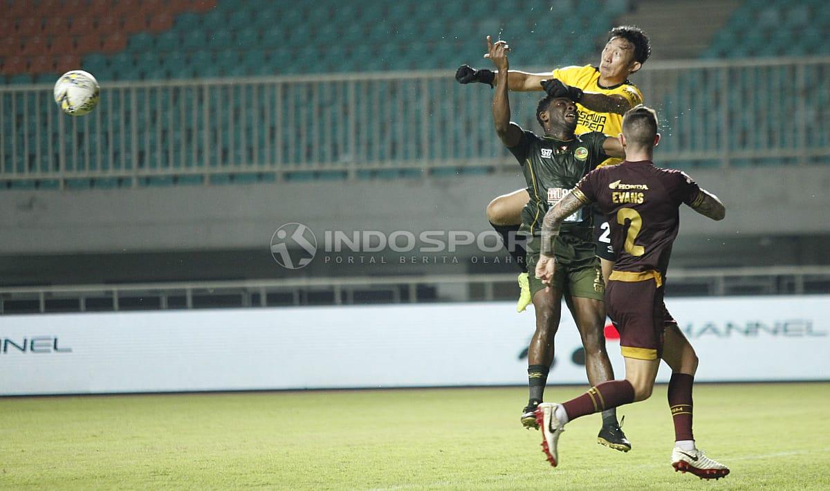 Perebutan bola di tengah lapangan