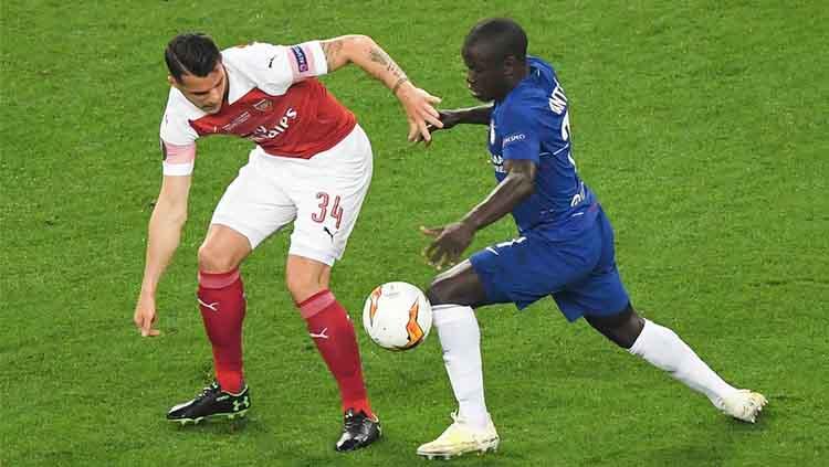 Perebutan bola antara Xhaka (kiri) dengan Kante (kanan)