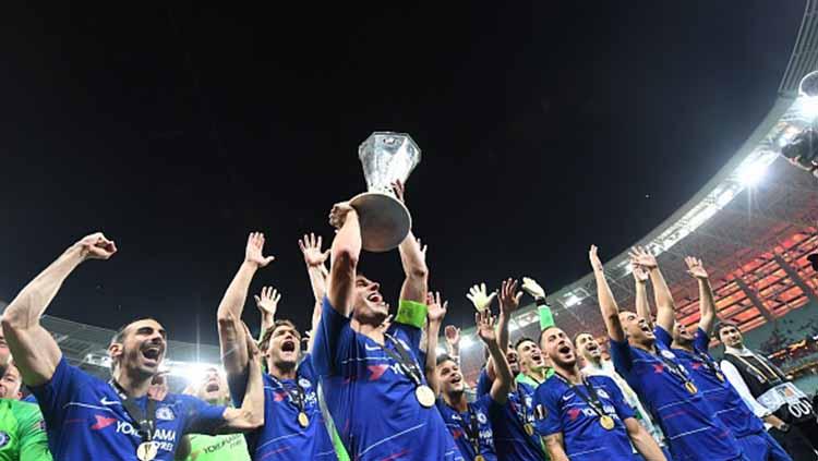 Para pemain Chelsea melakukan selebrasi bersama trofi Liga Europa usai kalahkan Arsenal, 29/05/19. OZAN KOSE/AFP/Getty Images