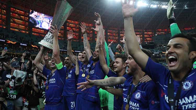 Aksi selebrasi pemain Chelsea bersama trofi Liga Europa usai kalahkan Arsenal, 29/05/19. Resul Rehimov/Anadolu Agency/Getty Images