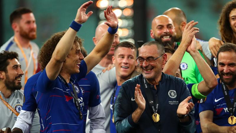 David Luiz dan Maurizio Sarri merayakan kemenangan Chelsea di final Liga Europa 2018/19.