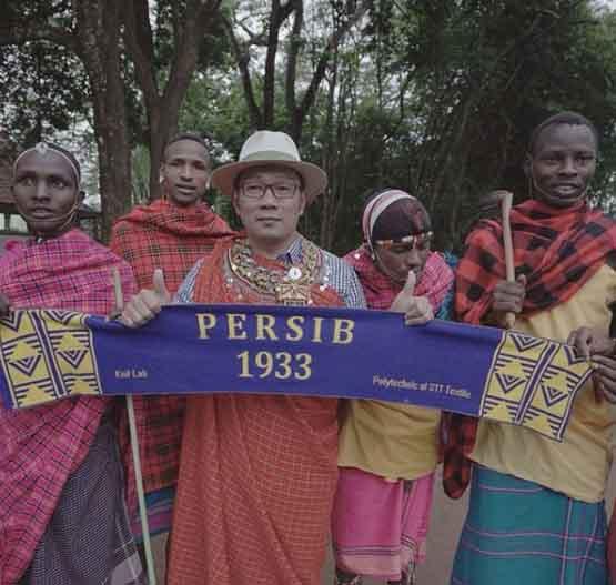 Ridwan Kamil, syal Persib dan Suku Maasai Copyright: ridwankamil Verified