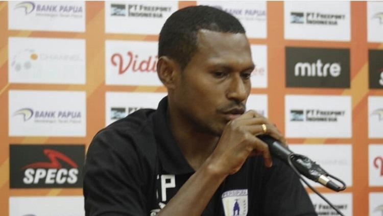 Bek Persipura, Yustinus Pae, dalam sesi konferensi pers. Copyright: Sudjarwo/INDOSPORT.COM