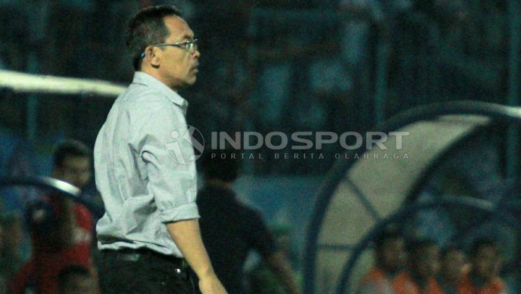 Pelatih Persela, Aji Santoso masih geram dengan kinerja wasit. Copyright: Ian Setiawan/INDOSPORT