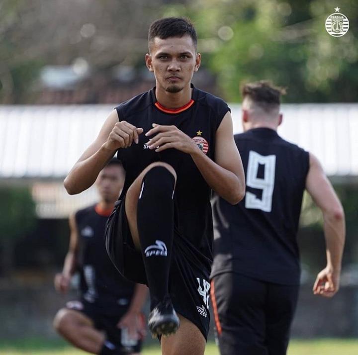 Al Hamra, adik Rezaldi Hehanusa saat berlatih bersama skuat Persija. Copyright: instagram.com/persijajkt