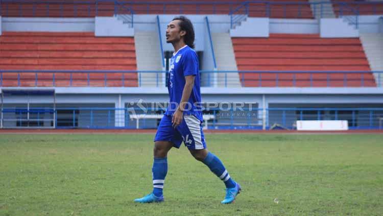 Persib Bandung musim depan dipastikan akan kehabisan stok gelandang bertahan, setelah tak memperpanjang kontrak pemainnya, Hariono.