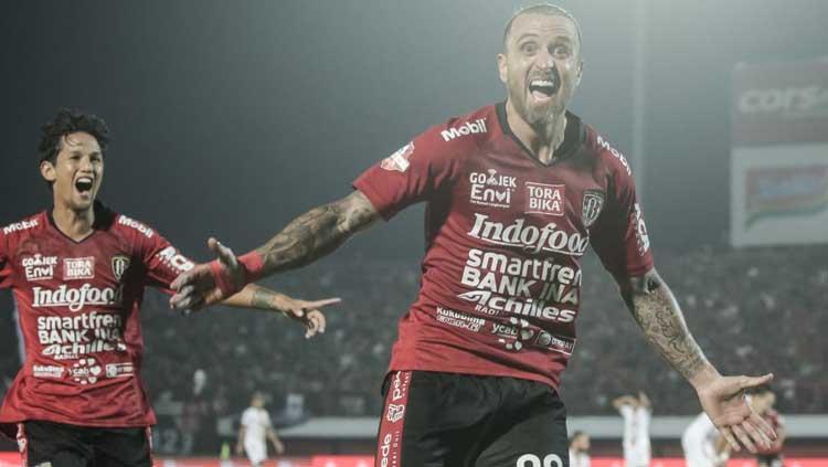 Paulo Sergio dan Irfan Bachdim melakukan selebrasi beberapa waktu lalu. - INDOSPORT