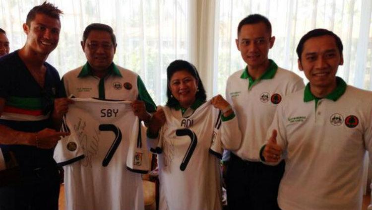 Ani Yudhoyono bersama SBY dan kedua putranya, foto bareng Cristiano Ronaldo. - INDOSPORT