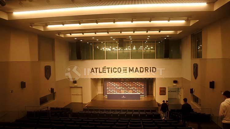 Ruang konferensi pers di Stadion Wanda Metropolitano.