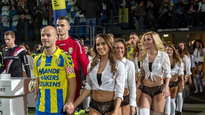 Pemain RKC Waalwijk ditemani oleh player escort dari model lingerie