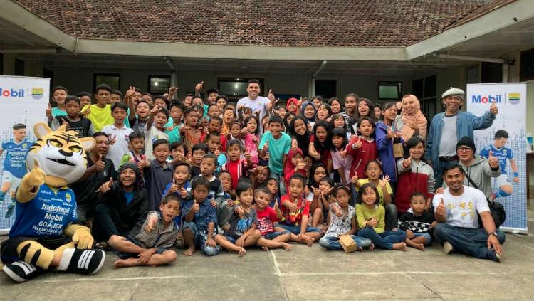 ‎Pemain Persib, Fabiano Beltrame berfoto bersama anak-anak yatim piatu di SOS Children Village ‎Lembang, Kabupaten Bandung Barat. - INDOSPORT