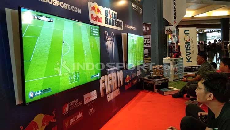 Suasana booth games di acara Red Bull Bola Bareng Copyright: Zainal Hasan/INDOSPORT