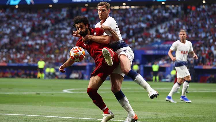 Perebutan bola antara Moh Salah dengan Vertonghen. Clive Rose/Getty Images - INDOSPORT