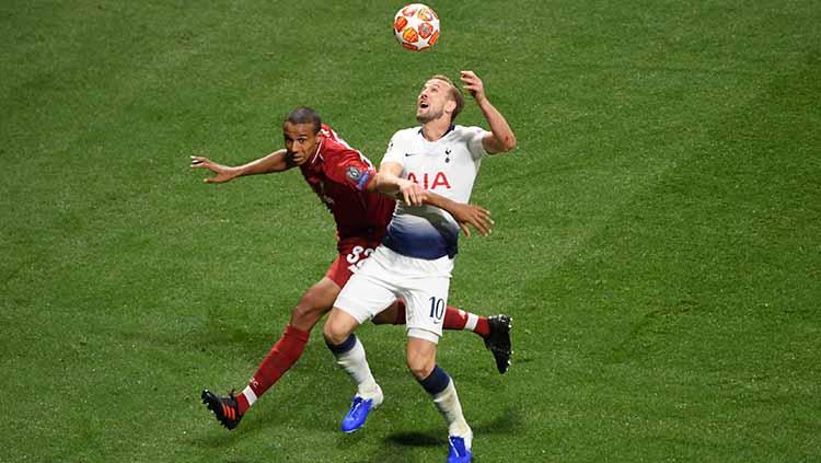 Perebutan bola terjadi antara Harry Kane (Tottenham Hotspur) dengan Fabinho (Liverpool) di final Liga Champions 2018/19, Minggu (2/6/19). - INDOSPORT