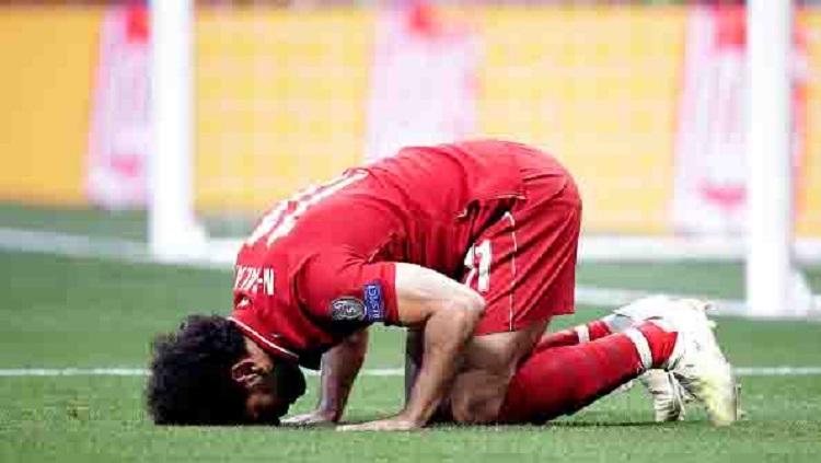 Selebrasi sujud dilakukan Mohamed Salah usai berhasil cetak gol penalti Copyright: Bustamante/Soccrates/Getty Images