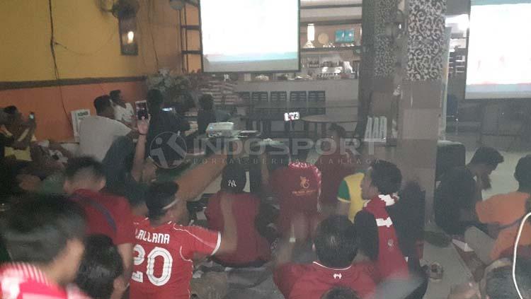 Suasana Nobar Final UCL 2018/2019 yang digelar Komunitas The Reds Jayapura. - INDOSPORT