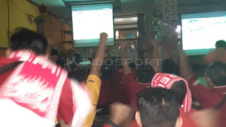 Suasana Nobar Final UCL 2018/2019 yang digelar Komunitas The Reds Jayapura. Copyright: Sudjarwo/INDOSPORT