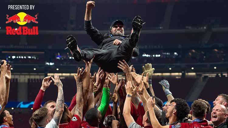 Skuat Liverpool melemparkan Jurgen Klop ke atas sebagai ucapan terima kasih. Visionhaus/Getty Images