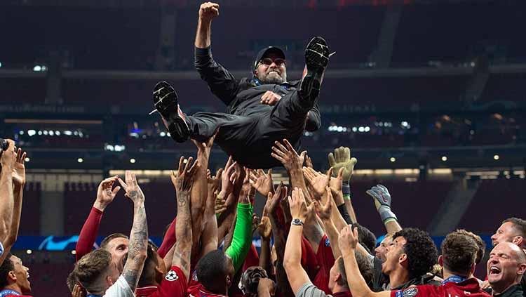 Skuat Liverpool melemparkan Jurgen Klopp ke atas simbol ucapan terima kasih. Visionhaus/Getty Images