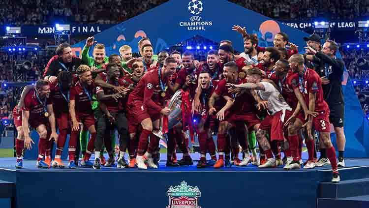 Kekompakan skuat Liverpool angkat trofi Liga Champions secara bersamaan. TF-Images/Getty Images