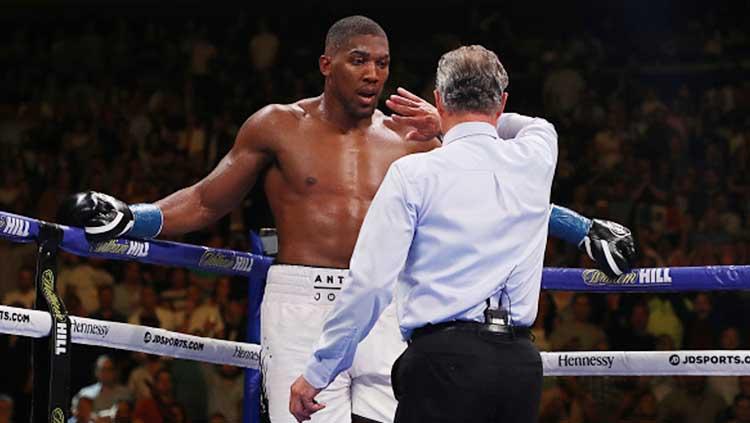 Duel tinju dunia antara Anthony Joshua vs Dillian Whyte yang berlangsung akhir pekan ini terpaksa harus dibatalkan. Al Bello/Getty Images
