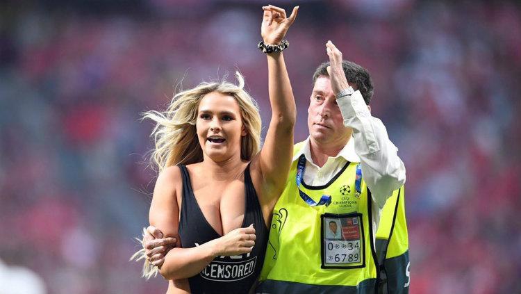 Kinsey Wolanski yang menyusup masuk ke dalam lapangan saat pertandingan final Liga Champions 2018/2019, kini calon ibu mertuanya juga ikut-ikutan.