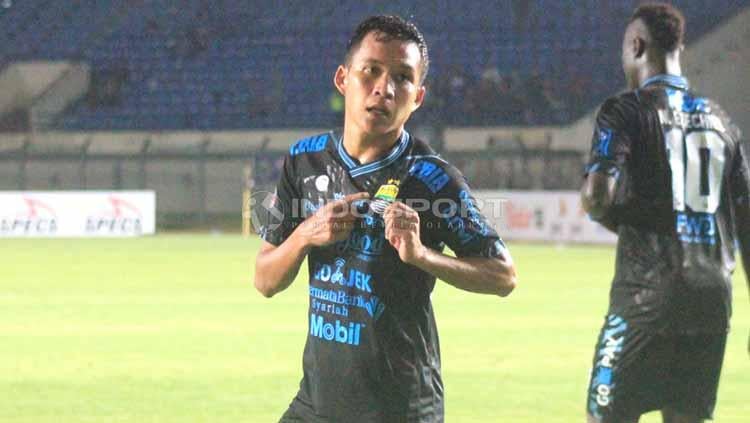 Pemain Persib Bandung, Erwin Ramdani menganggap pertandingan kandang menghadapi Arema FC pada babak 16 besar Piala Indonesia 2018/19 sebagai laga yang paling berkesan. - INDOSPORT