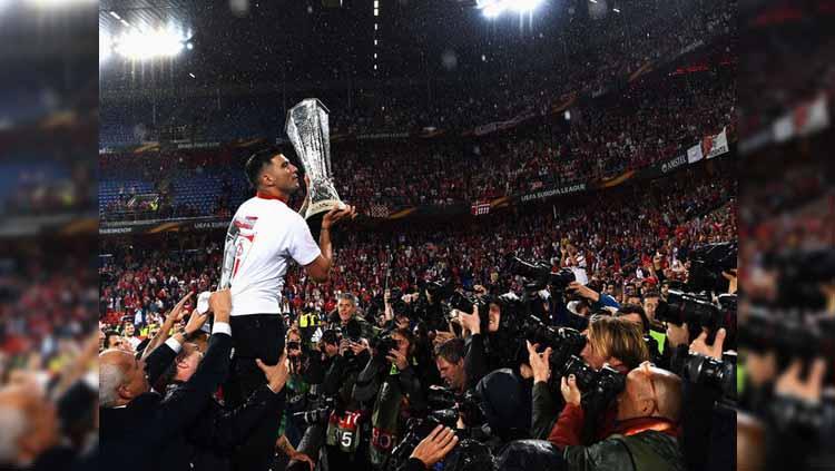 Mendiang Jose Antonio Reyes saat memenangi gelar juara Liga Europa 2015/2016 bersama Sevilla. Copyright: Joseph Gilgun/Getty Images
