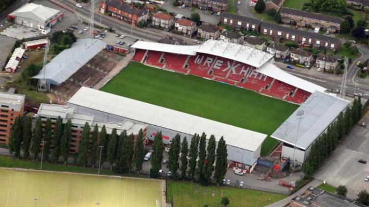 Stadion internasional tertua, Racecourse Ground. Copyright: Football Tripper