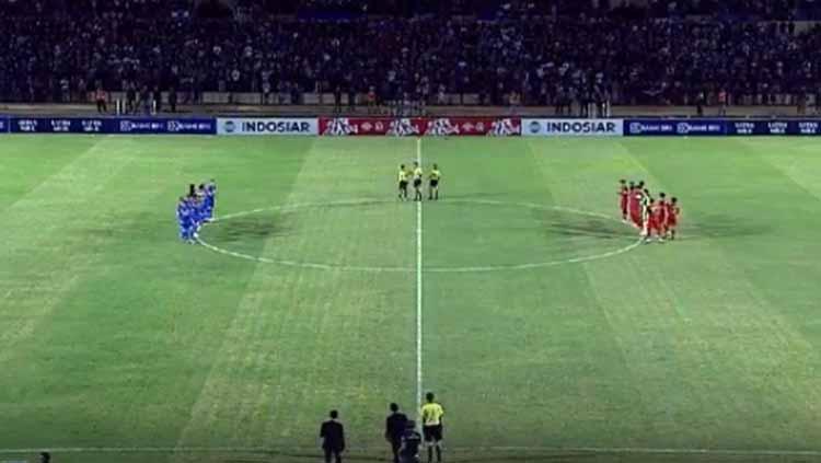 Momen menghengingkan cipta untuk almarhumah Ani Yudhoyono jelang laga Timnas Indonesia U-23 vs PSIM Yogyakarta di Stadion Sultan Agung, Bantul, Minggu (2/6/19). Foto: vidio.com
