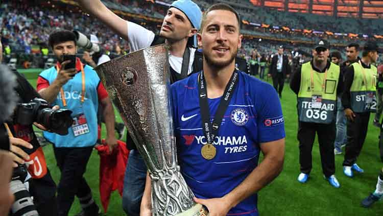 Pemain megabintang Chelsea, Eden Hazard bersama trofi Liga Europa. Copyright: Michael Regan/Getty Images