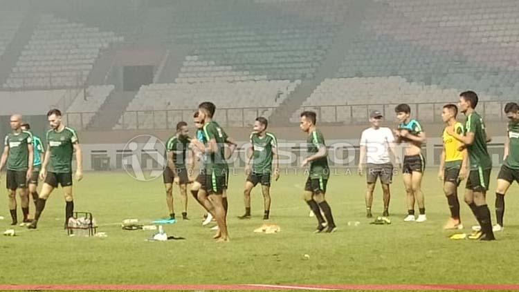 Timnas Indonesia saat sedang latihan ringan. Copyright: Shintya Anya Maharani