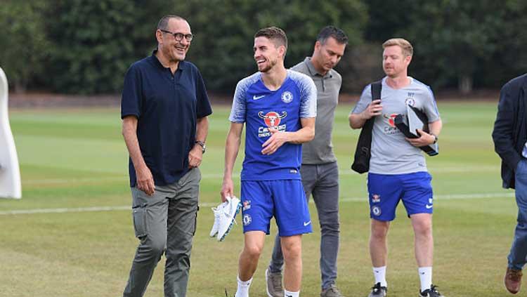 Pelatih dan pemain Chelsea, Maurizio Sarri (kiri) dan Jorginho saat ingin latihan. Copyright: Darren Walsh