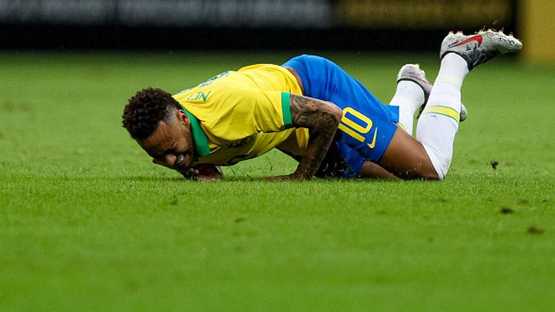 Neymar nyaris alami cedera fatal sebelum Timnas Brasil lakoni Copa America gara-gara tekel fans. - INDOSPORT