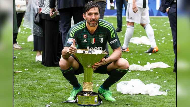 Gianluigi Buffon saat meraih gelar Serie A Italia bersama Juventus di musim 2017-18 Copyright: NurPhoto/GettyImages