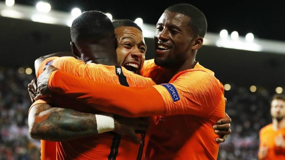 Memphis Depay dan Georginio Wijnaldum merayakan gol ke gawang Irlandia Utara di pertandingan Kualifikasi Euro 2020. - INDOSPORT